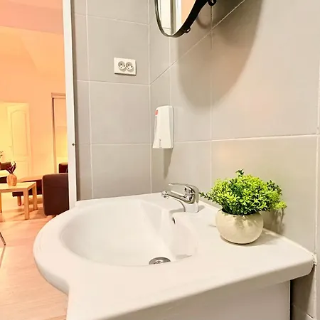 Your Perfect Escape - Bright And Elegant 2br In The Historic Heart Apartment *